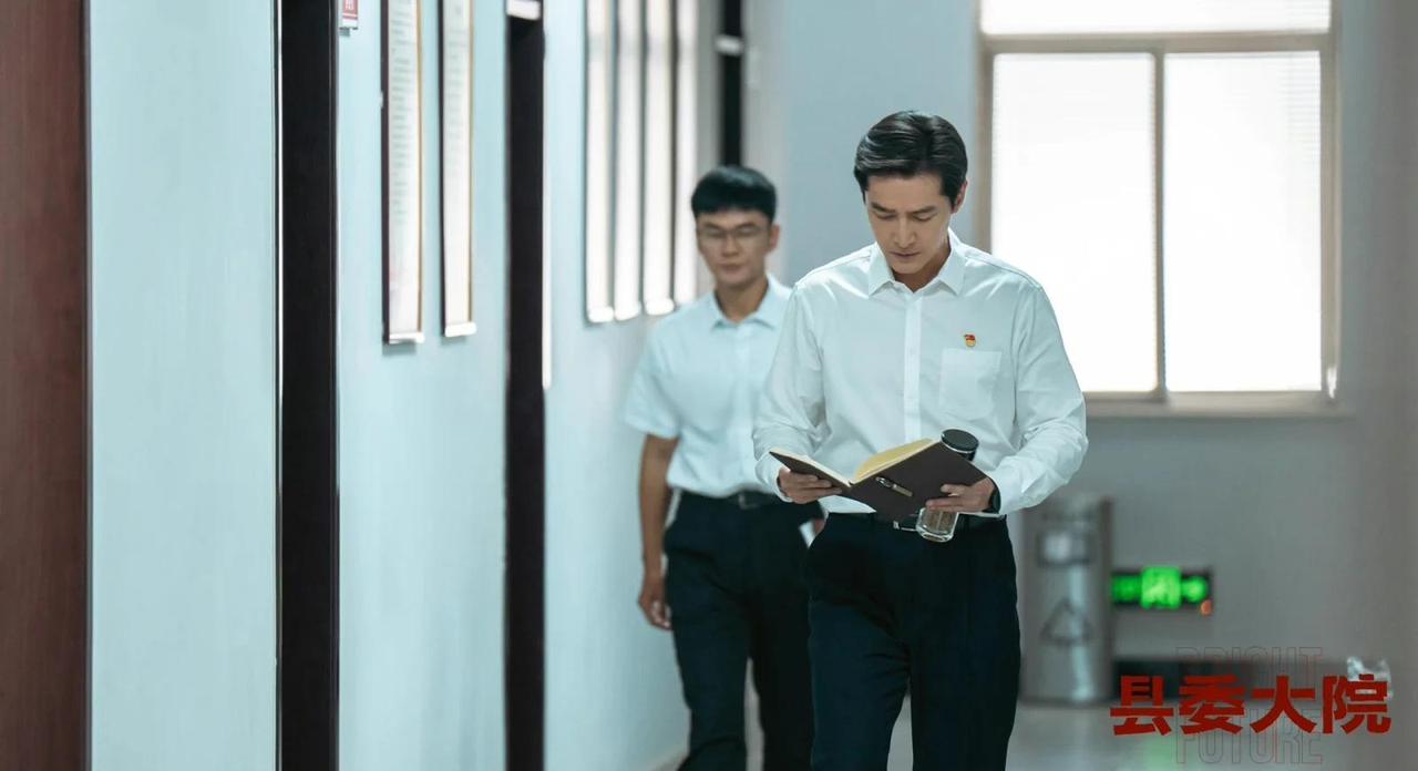 很多人以为县委书记身边都有专属秘书，其实体制内只有副部级及以上领导，才能配备正式
