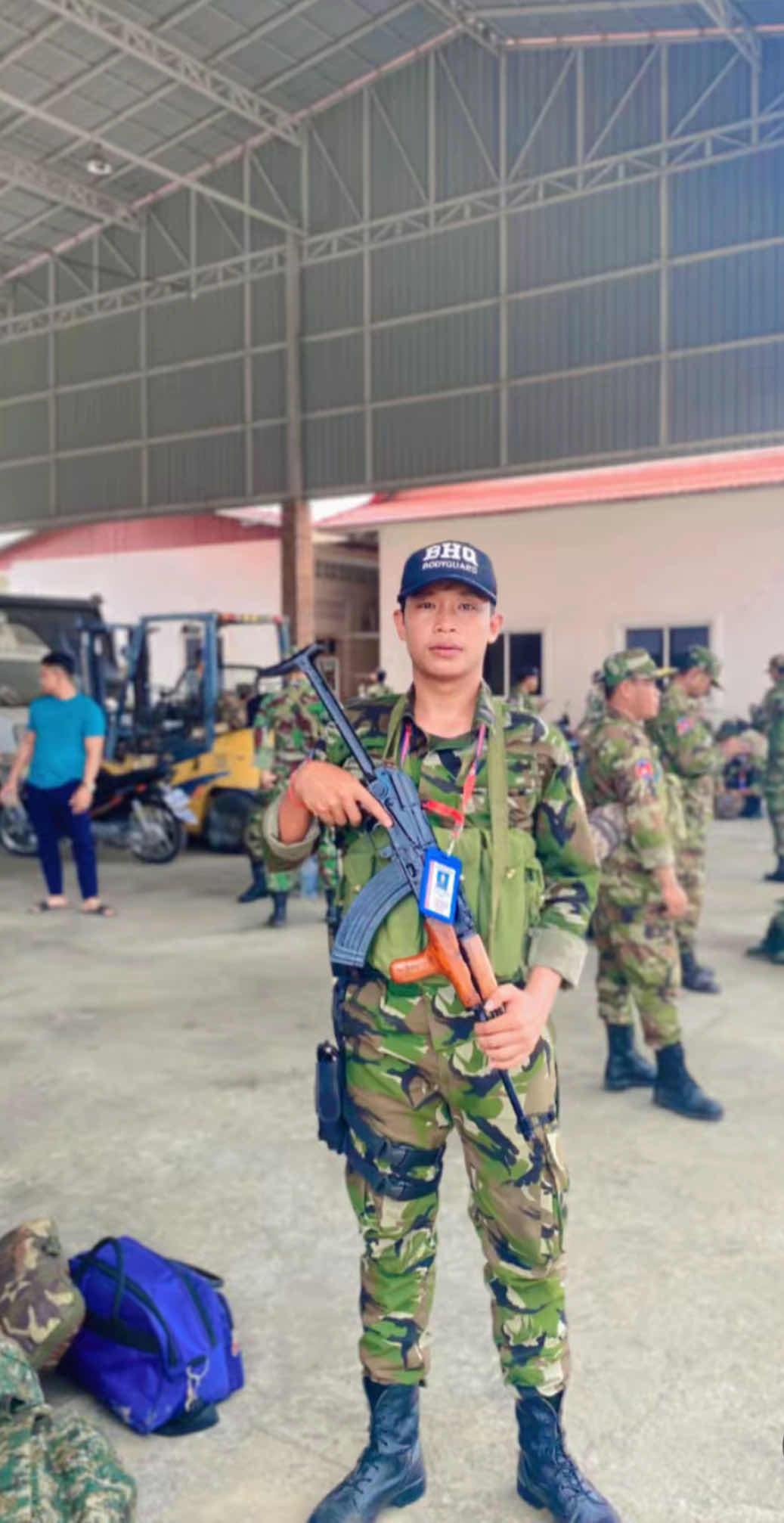 由于第二次泰柬边境冲突造成的各种物资损失，一支罕见的突击步枪出现在柬埔寨最高军事