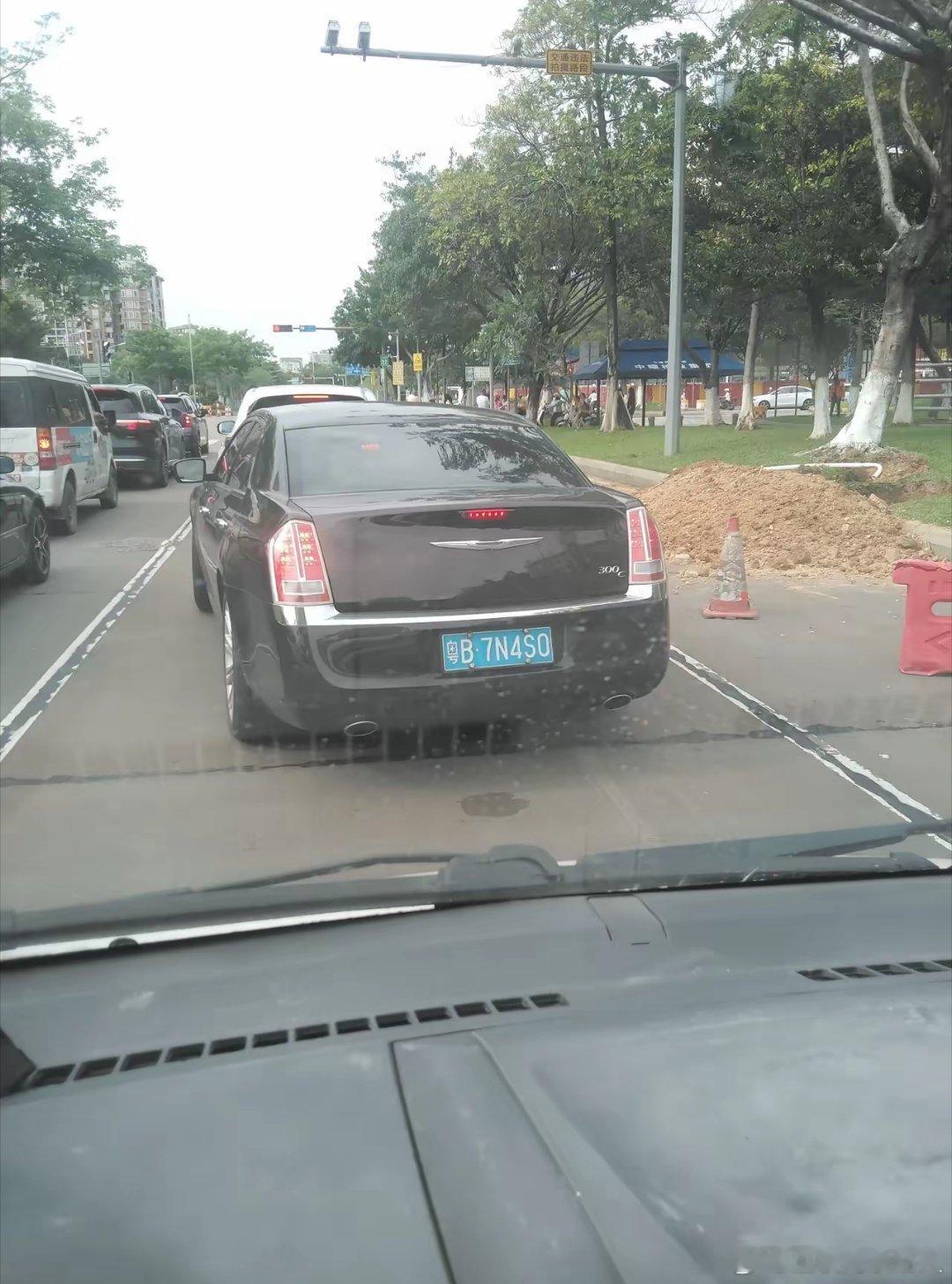兄弟们，这台车可不常见啊，是什么车呢？​​​