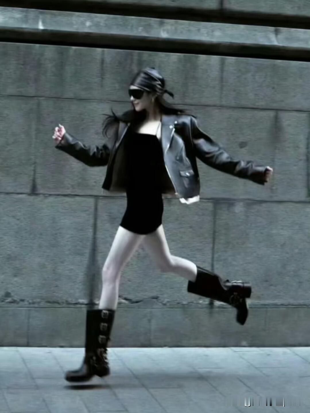 刘浩存这比例真是好，妈呀腿好长！165的身高愣是穿出175的气场，头小脸小脖子