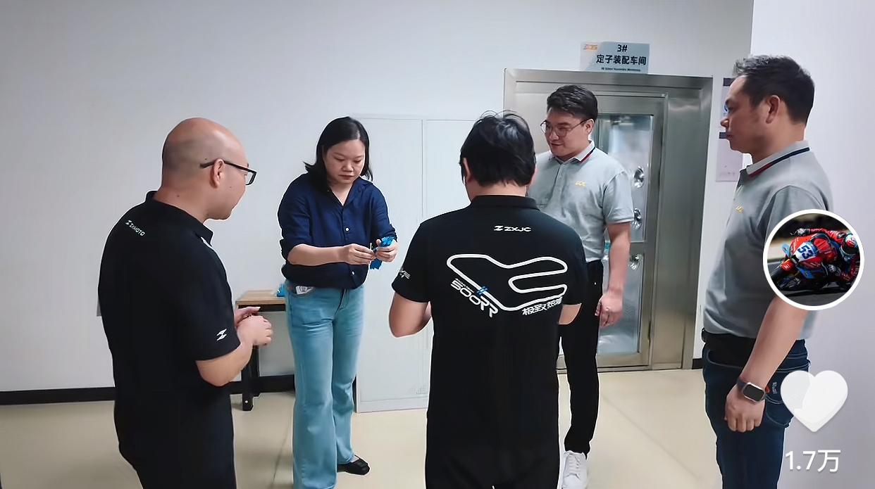 和徳比斯见面之后，张雪坐飞机去了江苏，为新产品开发寻找供应商。据张雪所说，他