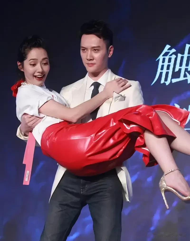 冯绍峰的力气真的大，轻而易举的就把小郭妹妹抱起来了。小郭妹妹的表情亮了。先是一