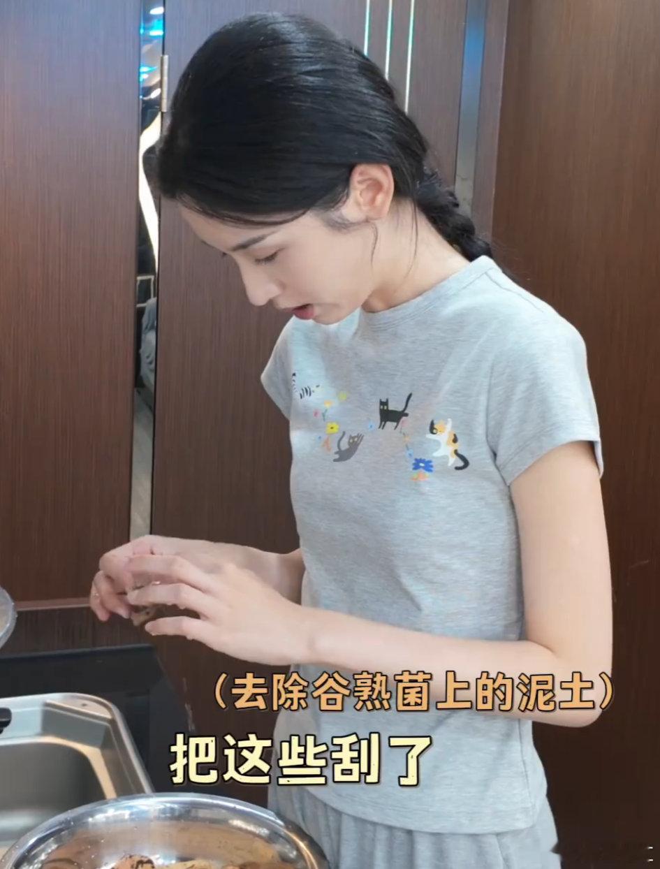 谷熟菌+鸡汤的组合谁能拒绝？周也这波厨艺秀直接戳中我的味蕾