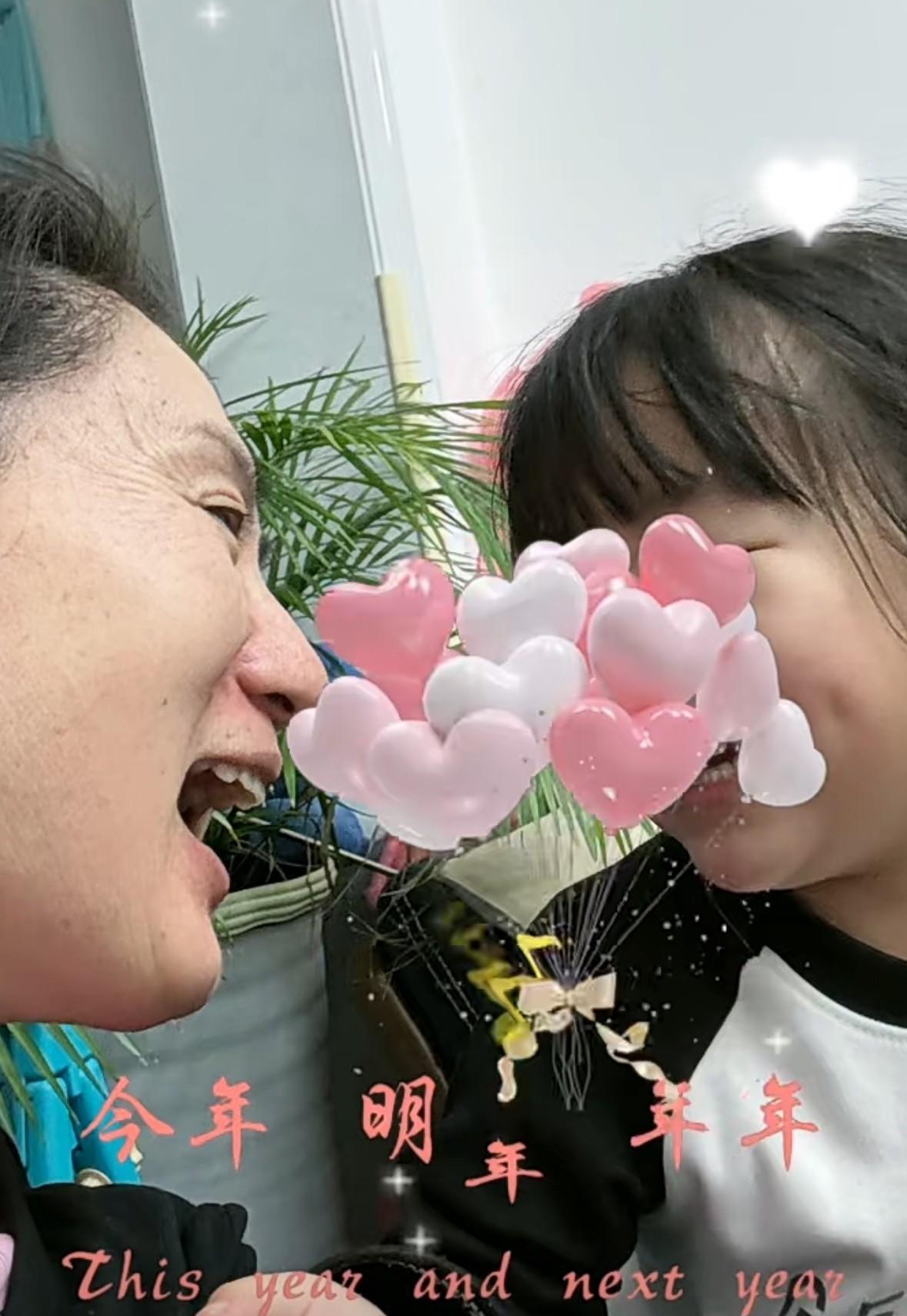 孙女越来越有意思了，前几天，她问爷爷“爷爷，咱们家是不是奶奶最有钱”？爷爷回答“