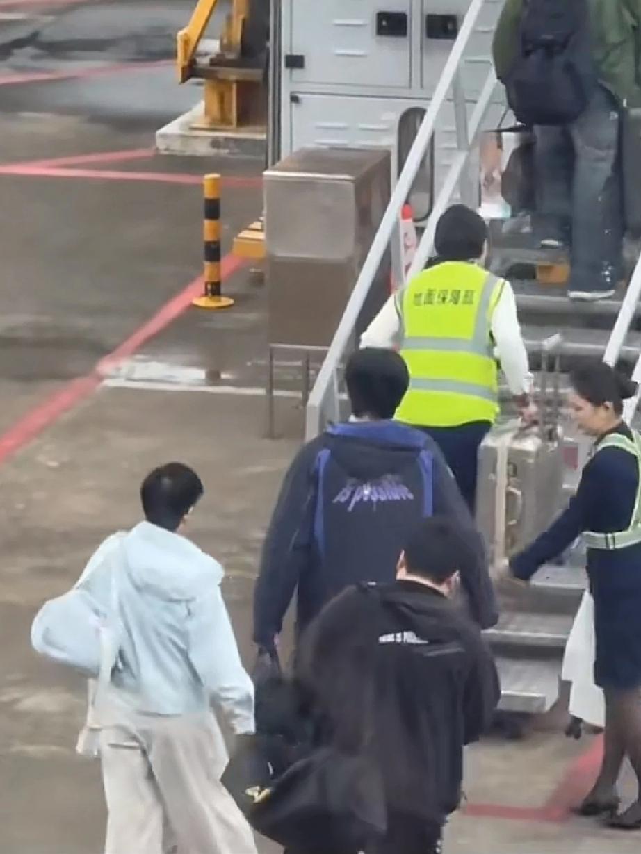 钦哥开路，亲哥垫后两个人把妹宝保护的很好三个人，一对半的伤员上台阶的姿势和