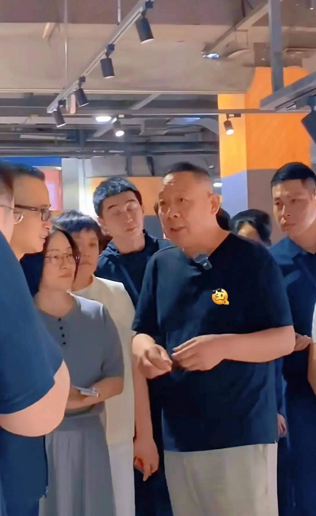 我有个在超市工作的朋友他跟我说，以前他很想应聘胖东来，但今天之后，觉得自己不