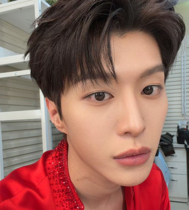 范丞丞在综艺节目中爆料了一件自己小时候的糗事他说他在12岁之前从来没有掏过耳朵