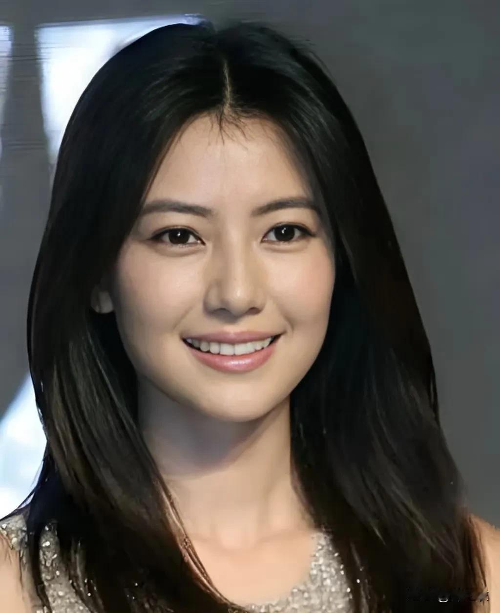 男生觉得高圆圆的长相美炸了，大概是因为她是那种很有亲和力没有攻击性的长相。因