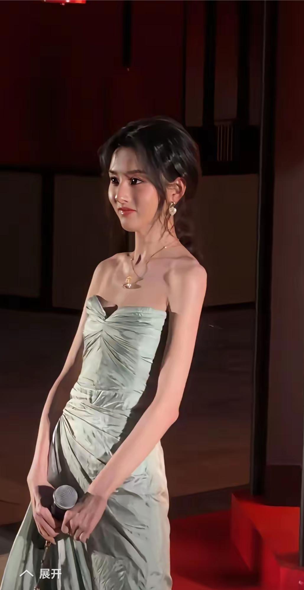 天呐！她怎么这样瘦了，衣服都衬托不起来了，大家还认得出这是谁吗？