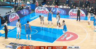 真业余啊！CBA常规赛京辽大战第四节，由于辽宁主教练杨鸣抗议判罚并用不当方式嘲讽