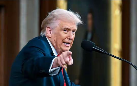 夜深人静，特朗普连发三文！ 特朗普这深夜连发三文，纯属满嘴跑火车，睁着眼睛说