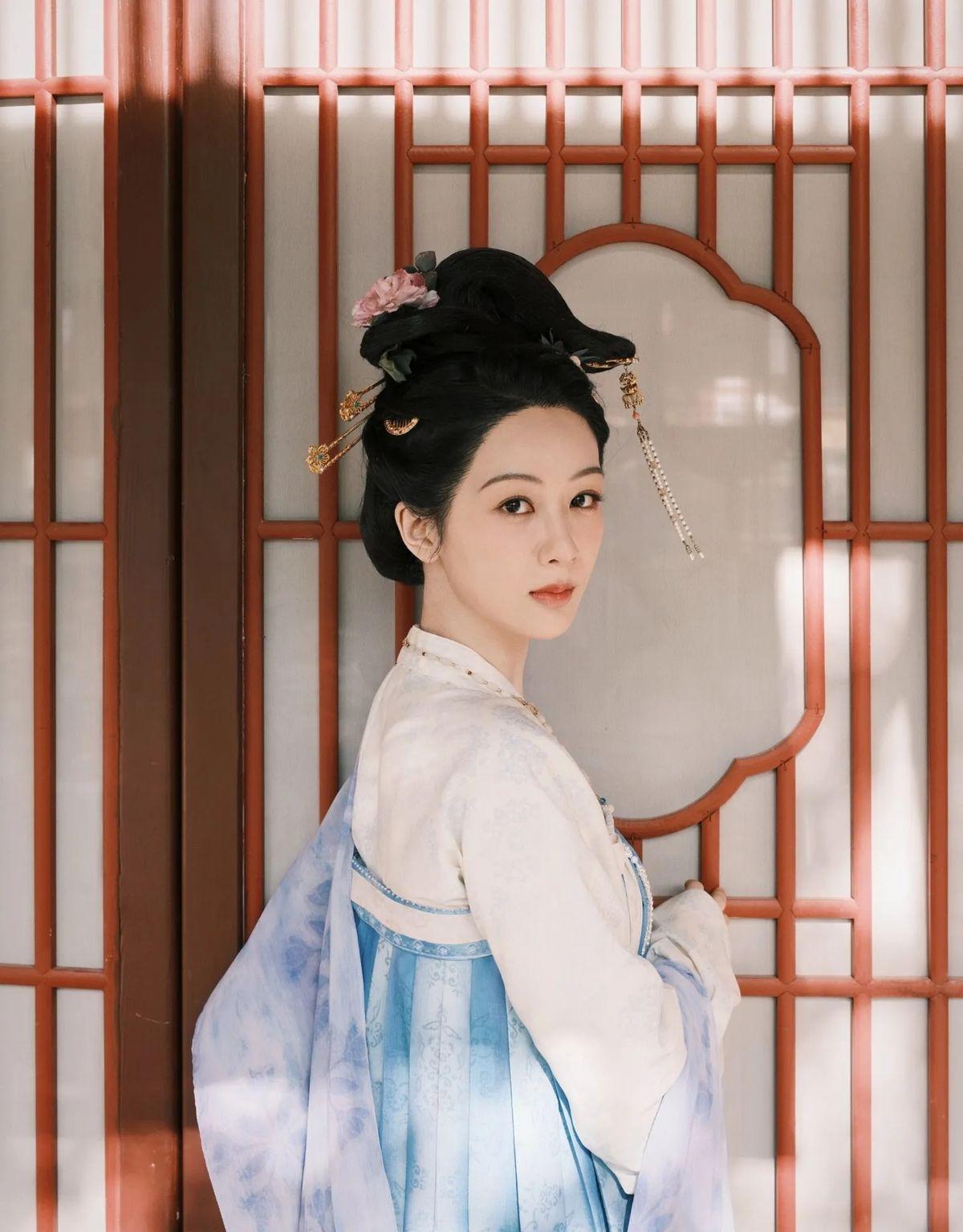 李现微博不晒自己角色，竟连发三张杨紫照片。原来李现深知，对手演员优秀，剧才