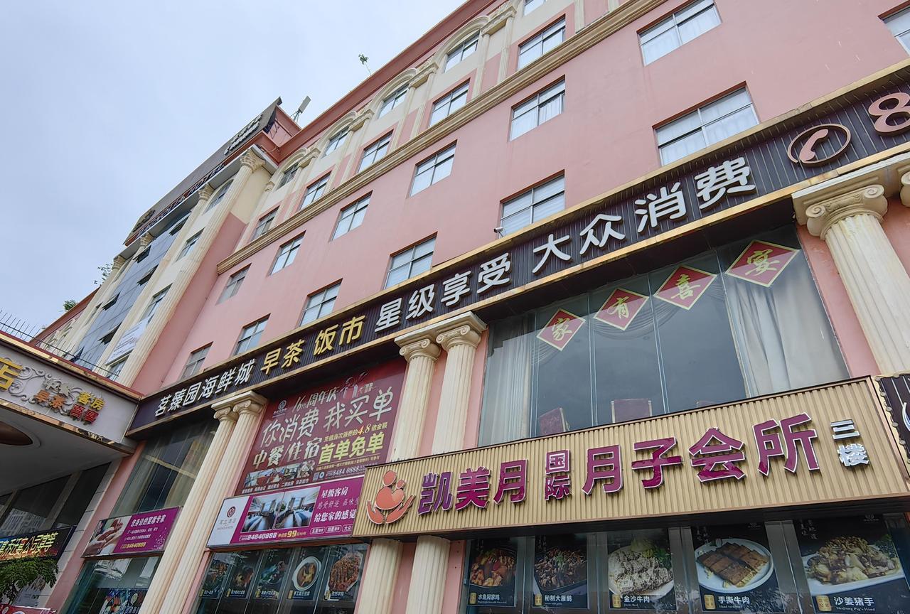 深圳，一对夫妇的双胞胎女儿出生仅24天，在某月子会所遭遇致命护理。这对夫妇爆料称