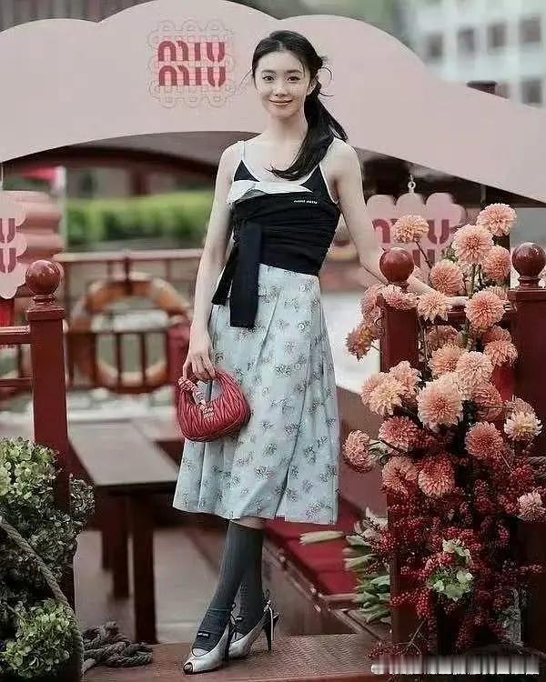 赵今麦路透美成这样了赵今麦是打算灰袜子半永久了吗活动都带着那双稠🧦就算了，拍杂