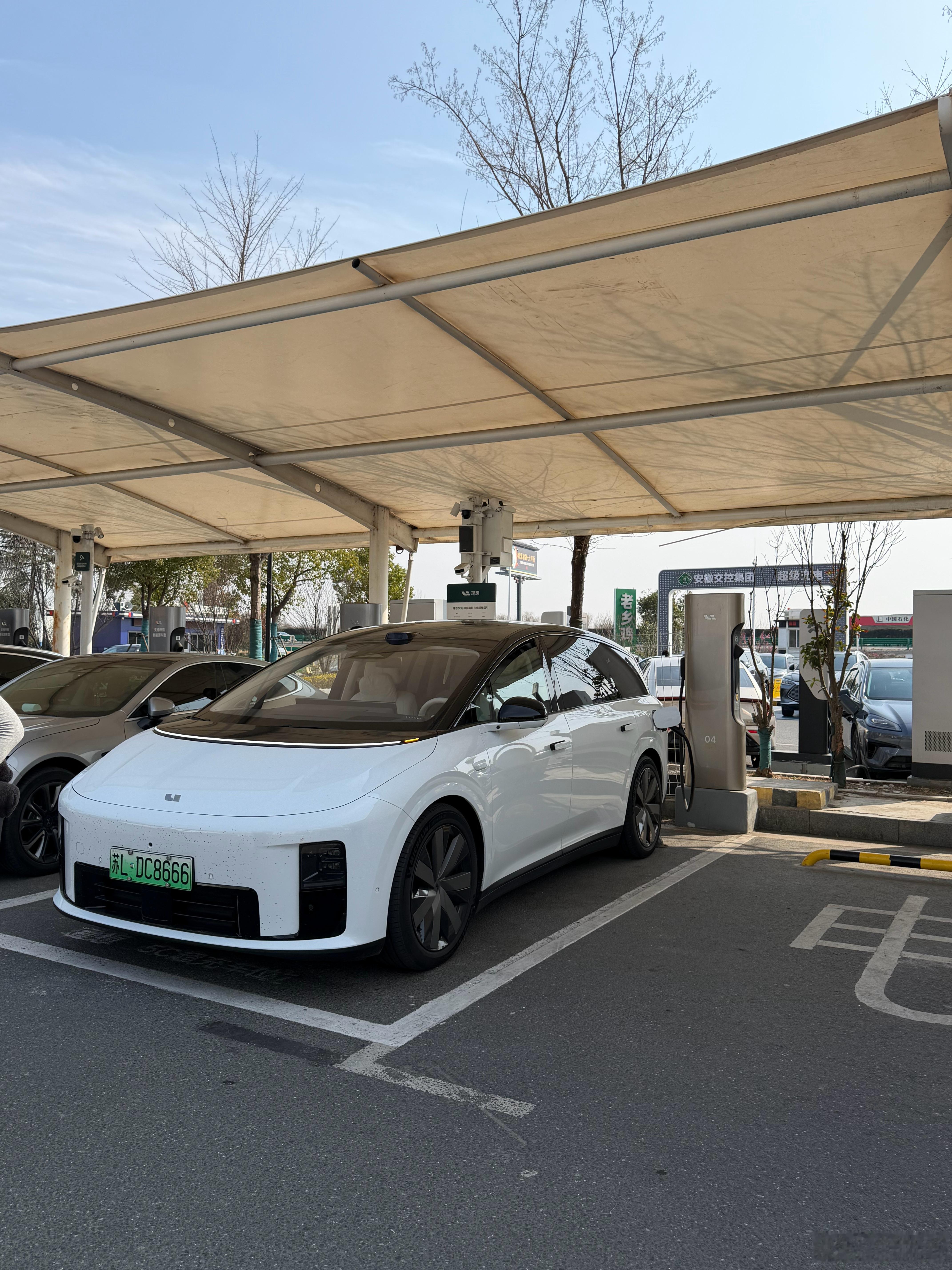 理想5C充电速度相当让人焦虑，时间完全来不及，刚刚理想i8在高速服务区实测6%