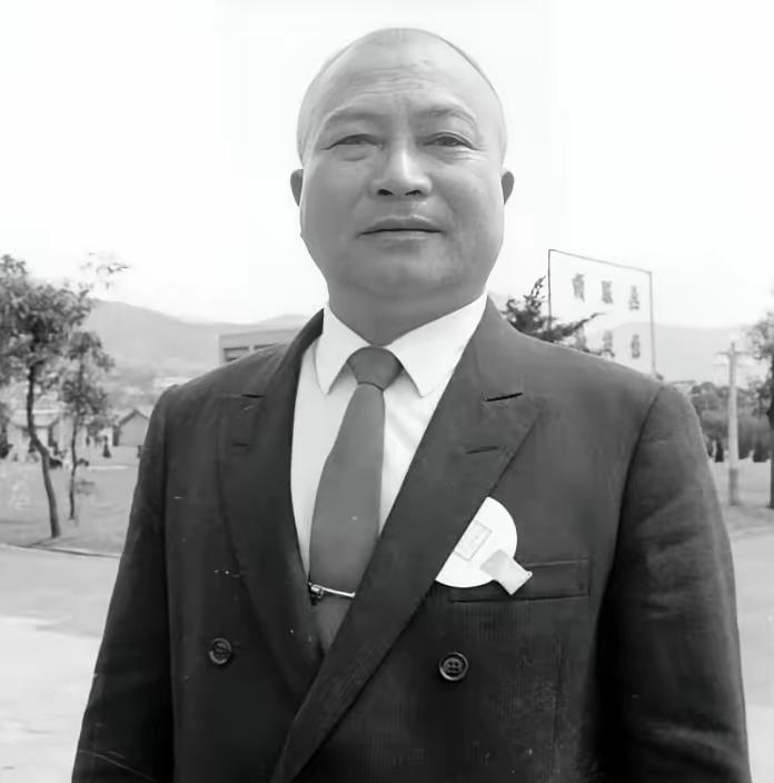 1949年，傅作义在北平向守军高级将领宣布和平起义。话音未落，第九兵团司令官石觉