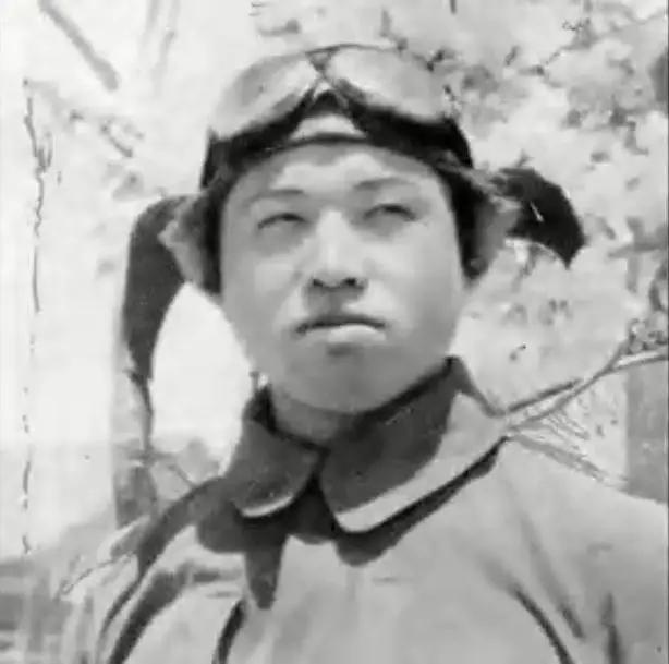 1944年，日军飞行员佐佐木友次第8次登上自杀式飞机，双腿战栗，满心绝望，随后，