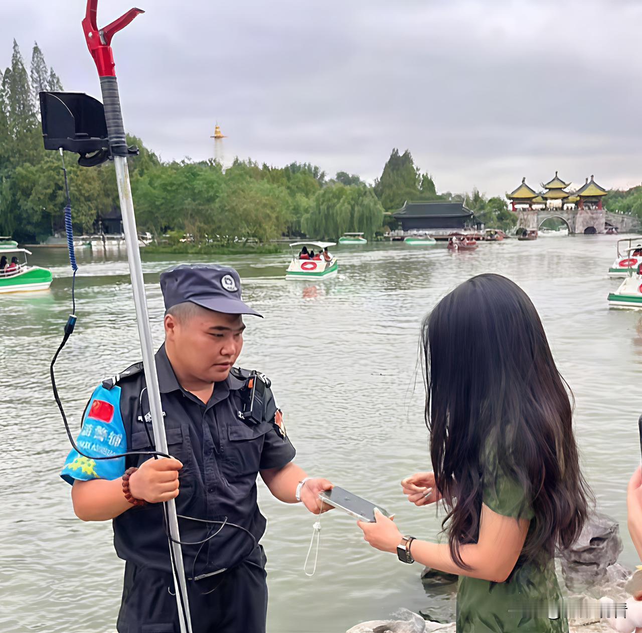 扬州旅游警察有了新装备立功多！扬州ETPU旅游警察精英队的“智能打捞杆”成了守护