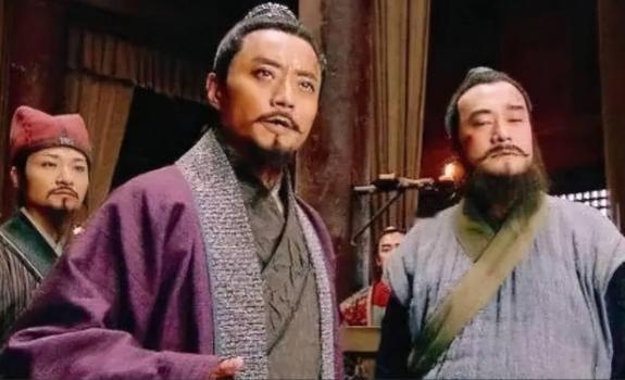 林冲明白：晁盖的4个仇人全没动手，毒箭杀手就藏在20个头领中间夜黑风高的曾头