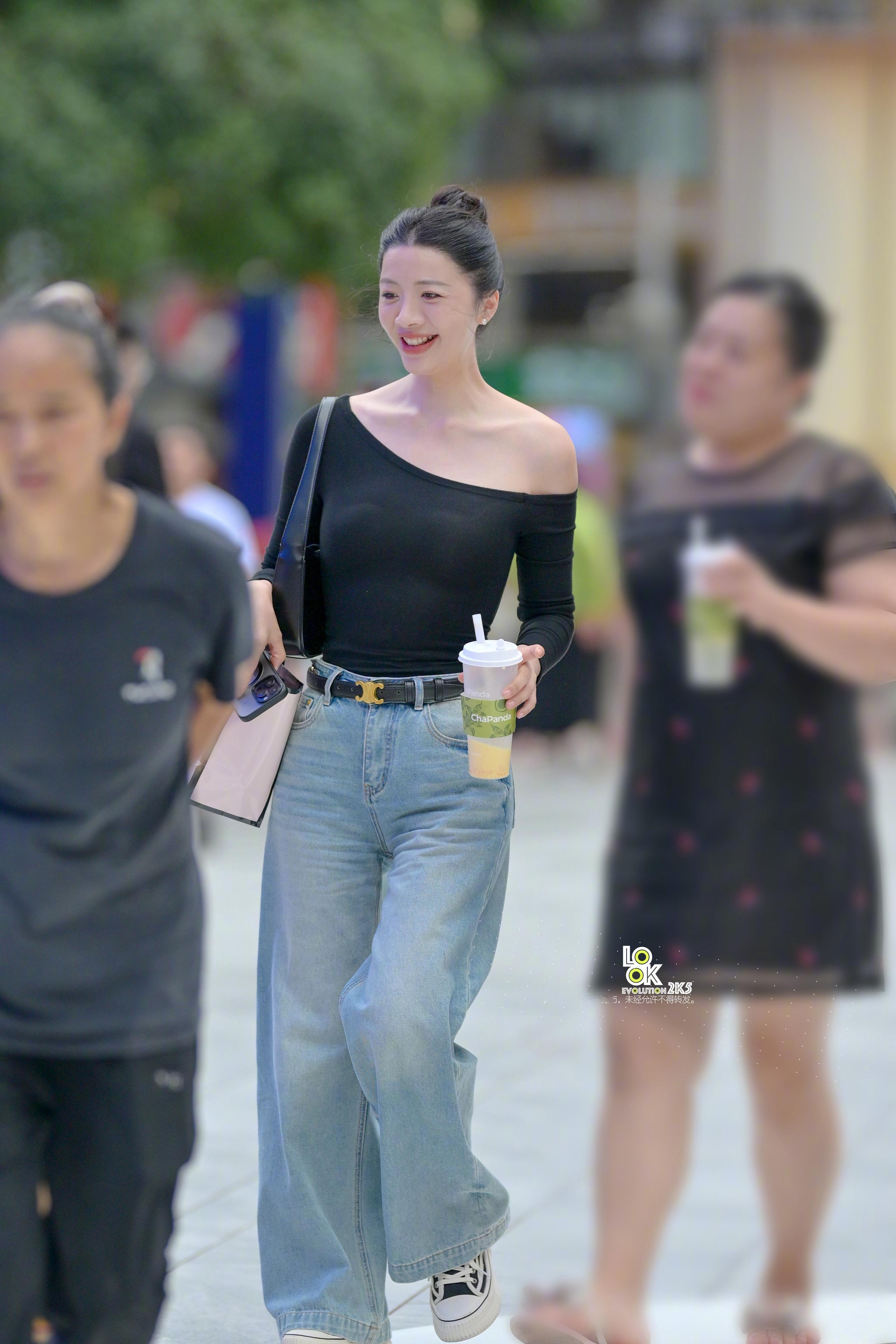 应该是很多年前拍到过这个小姐姐微笑好漂亮​​​
