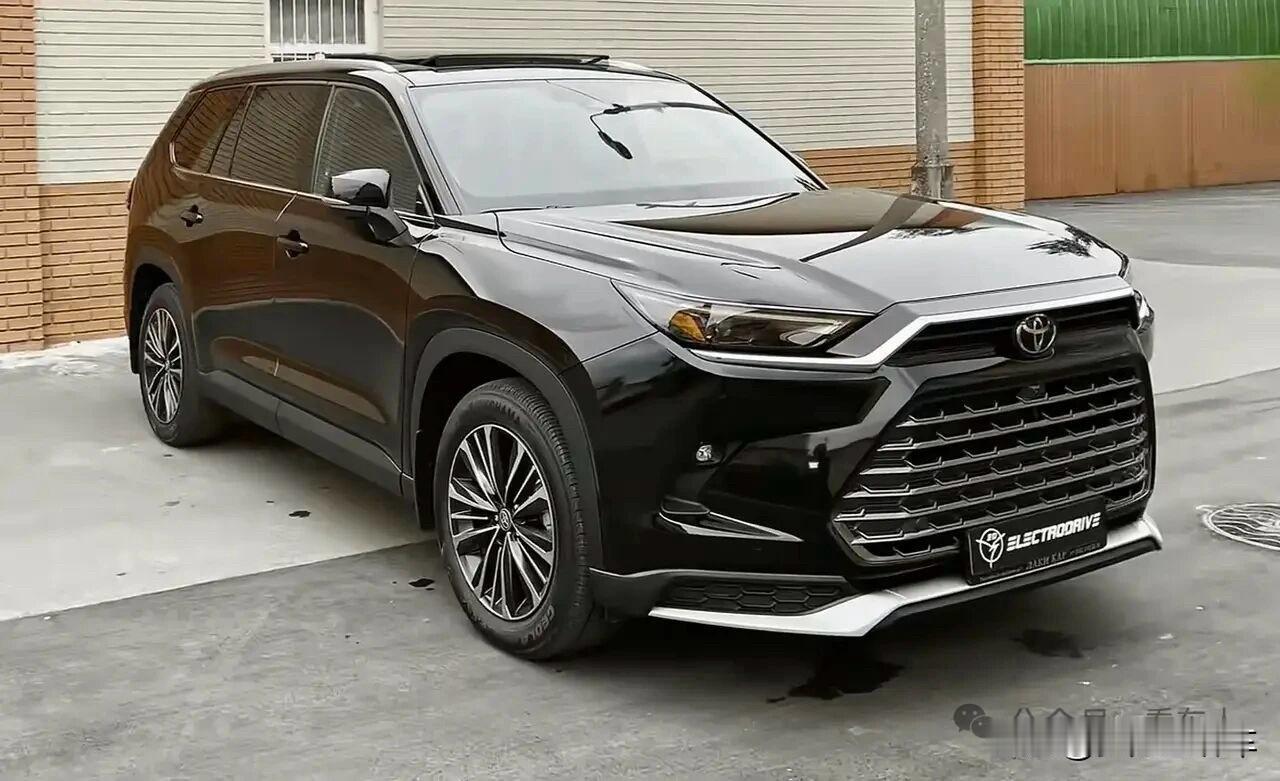 新款丰田汉兰达，变大变帅气了，可惜来晚了。对比现款的汉兰达，新款变大了，外形也俊