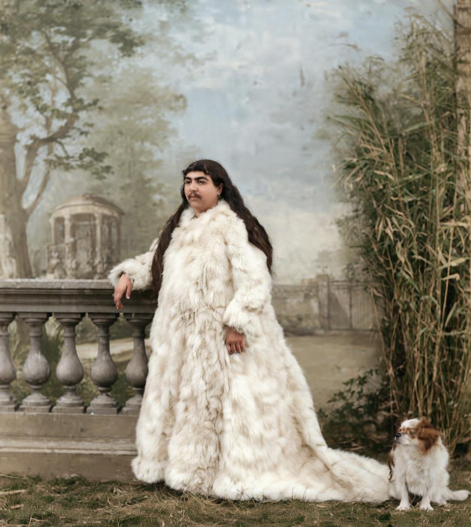 这张老照片里的卡扎尔王朝的波斯公主，长着小胡子、体态丰腴，是当时波斯人心中最美的