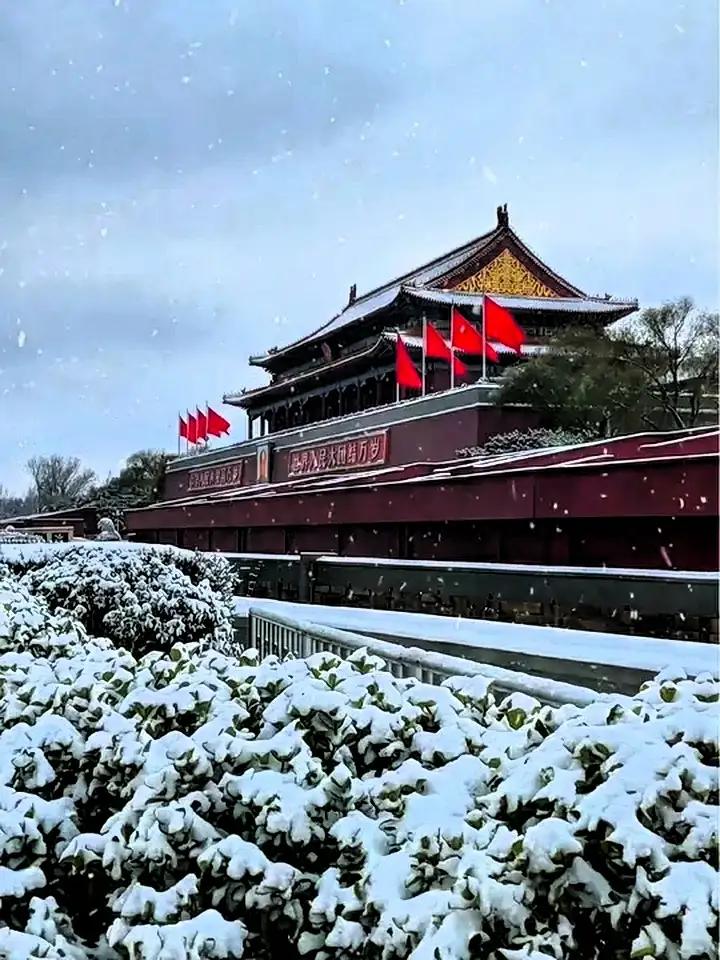 北京下雪啦！三亚却温暖如春今年的雪来得不早也不迟，仿佛自然在告诉我们：每个季节