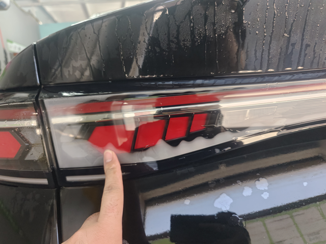 迈腾B9洗车时车灯进水今天去洗车，忽然发现尾灯进水了，这车才不到半年，于是拨打