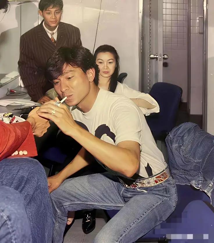 年轻时候的刘德华，男人真的是烟酒不分家。