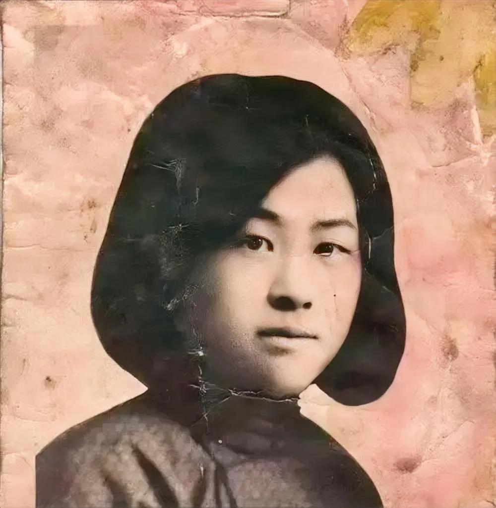 1938年，张宗兰刚下火车，就注意到了有特务在跟着她，她意识到不妙，和嫂