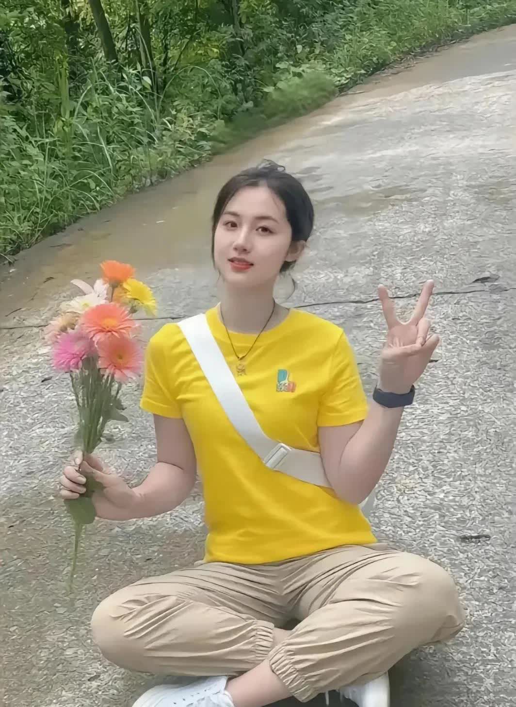 明媚如阳光的女子，芳龄20，没有男朋友，没有啃老，辛苦学了幼儿教育，如今在努力培