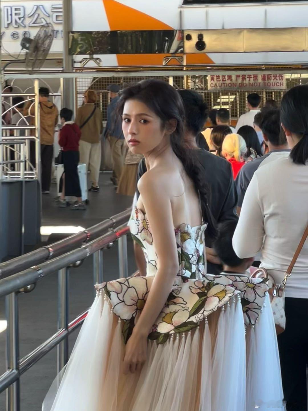 高级感拿捏！裸色长裙简约不简单，出图效果超赞，多跑红毯太让人期待～