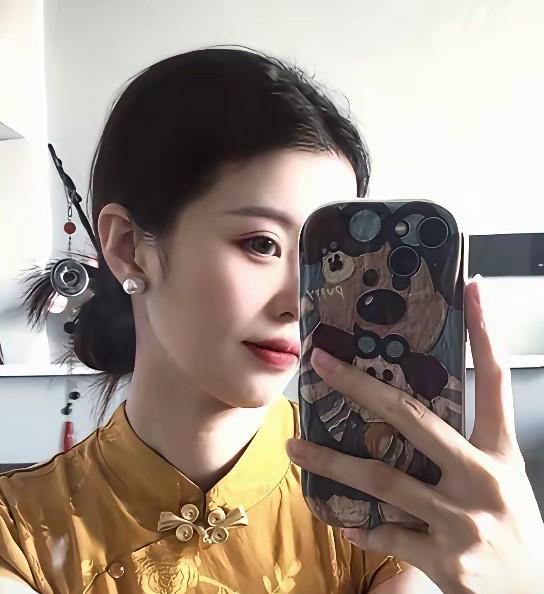 田静的妹妹这么漂亮啊，真正一娘生九等。田静龅牙，没下巴，妹妹怎么这样出众啊？因
