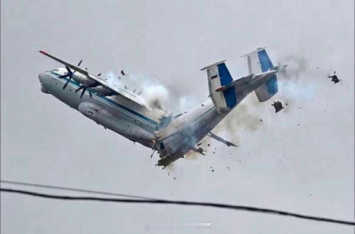俄罗斯安-22大型运输机坠毁视频公开，空中解体飞行高度还很低，机组成员总计7人死