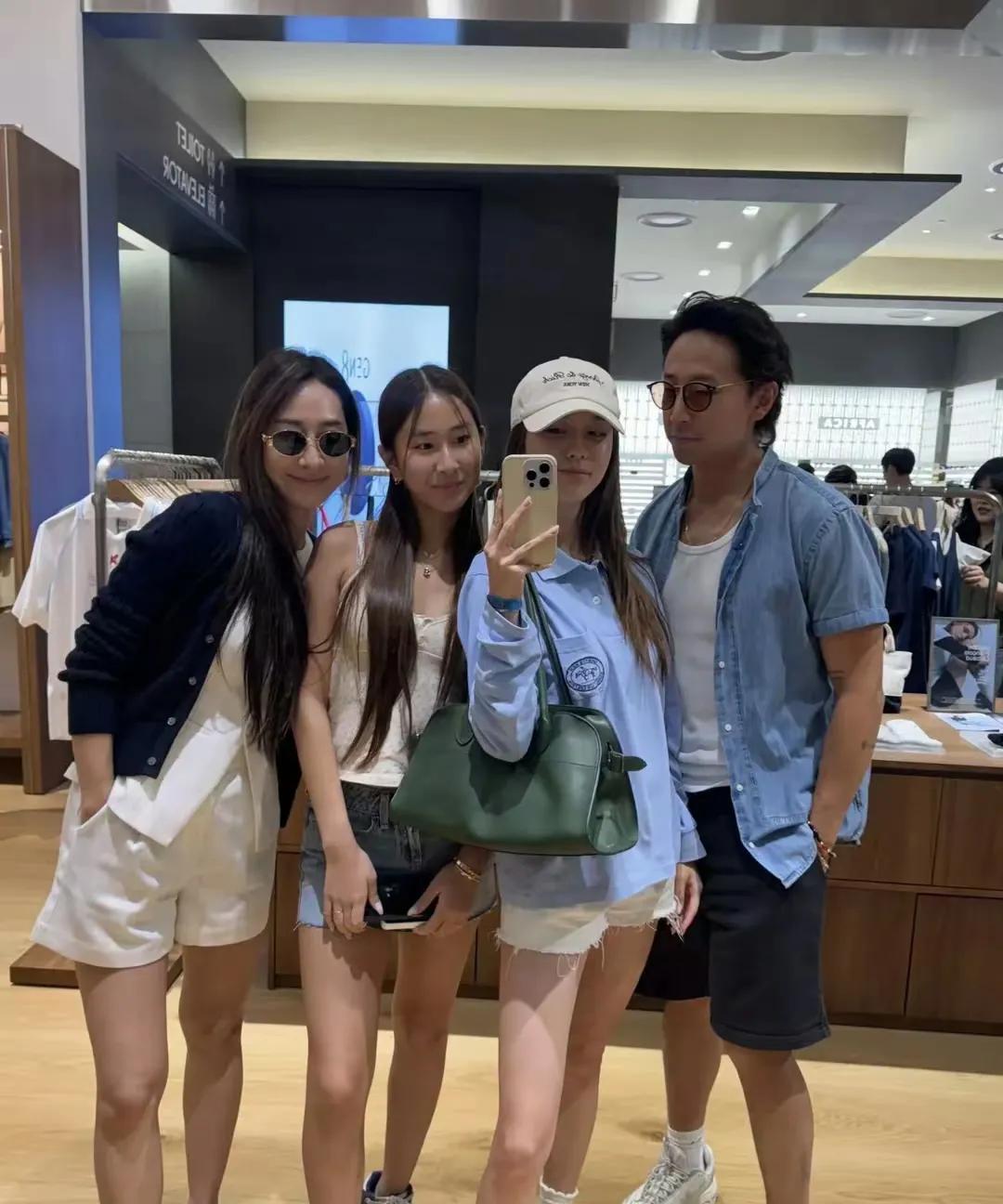 吴千语与闺蜜在香港逛街，老公施伯雄相伴，二人看起来十分甜蜜。