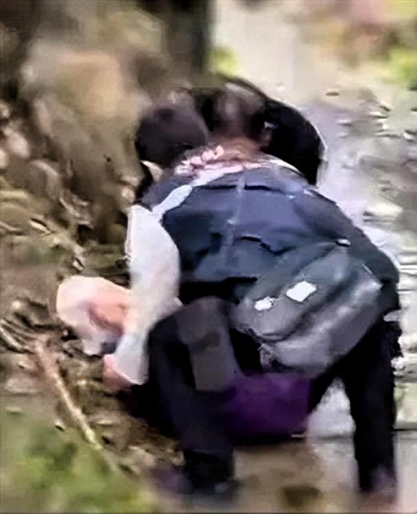 今天逛菜市场时，撞见了特别暖的一幕！′一位头发都白了的奶奶正蹲在地上，手忙脚