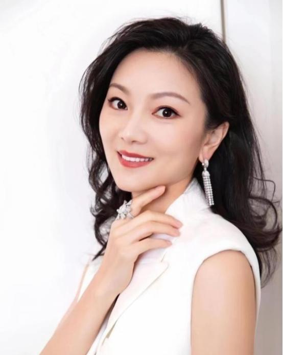 1999年，18岁的陈婷正在上课时，突然感觉一阵恶心呕吐，同桌问她：“你怎么啦？