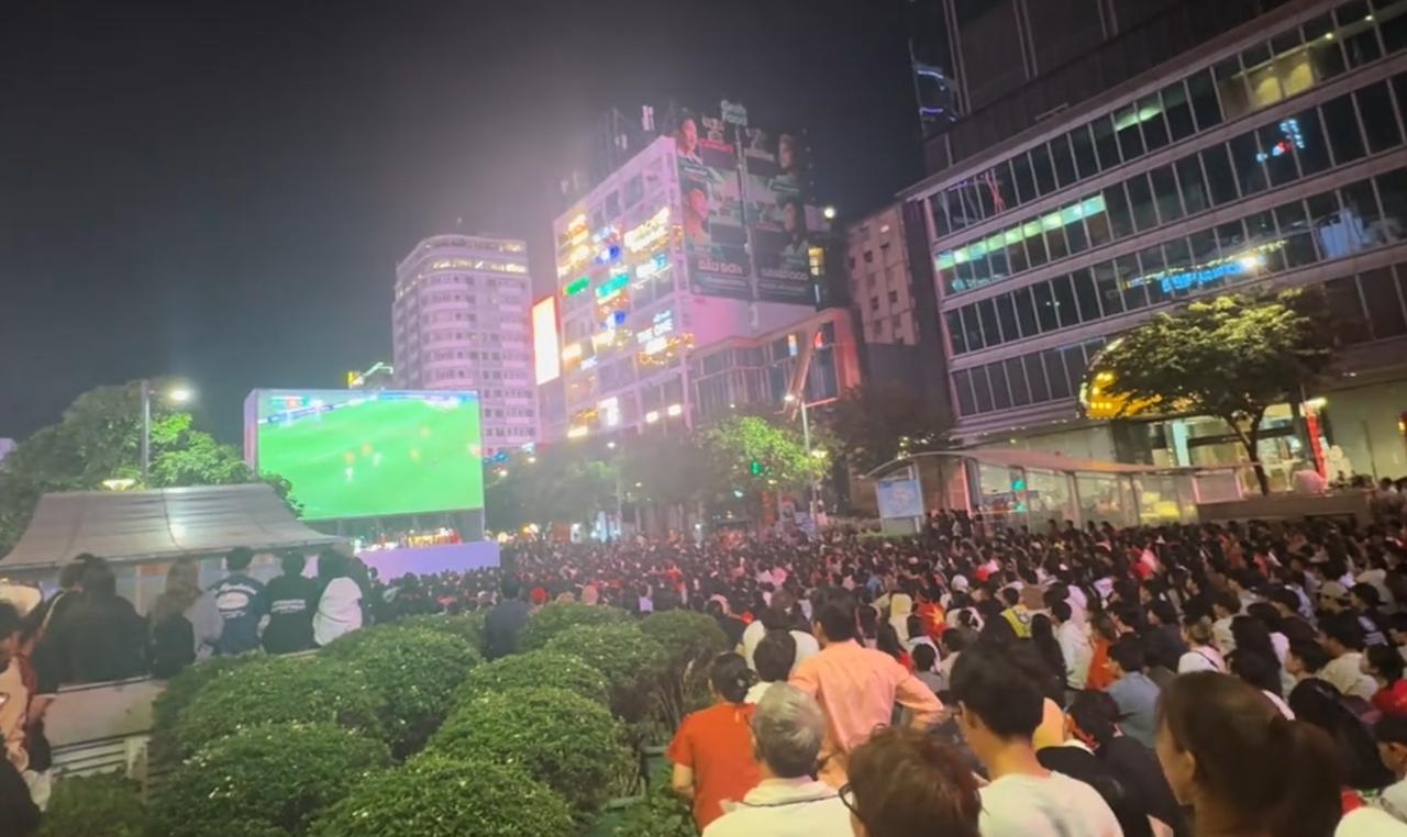 昨晚的胡志明街头，因为一场球赛而变得人头攒动，水泄不通。这是一场U23亚洲杯决