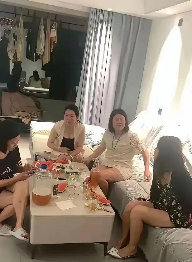 一看都是富婆，一桌全是金主，她们的局你敢参加吗？