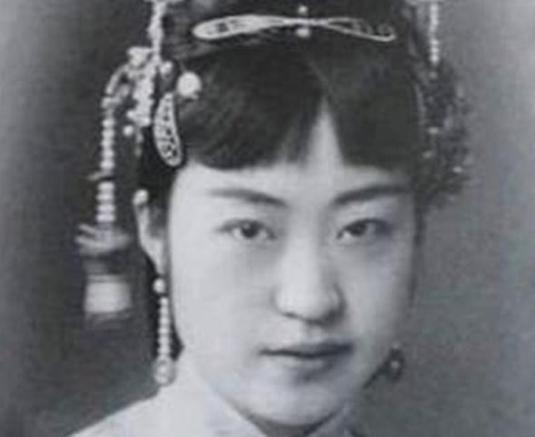 1926年，22岁的唐怡莹在丈夫离家的时候，与25岁的张学良发生了关系，几天后，
