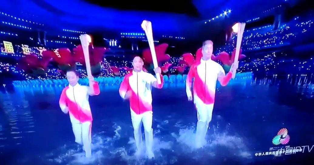 看了一晚上，真的没看明白，全运会开幕式上这水的设计，我也知道舞台上的水是假的，但