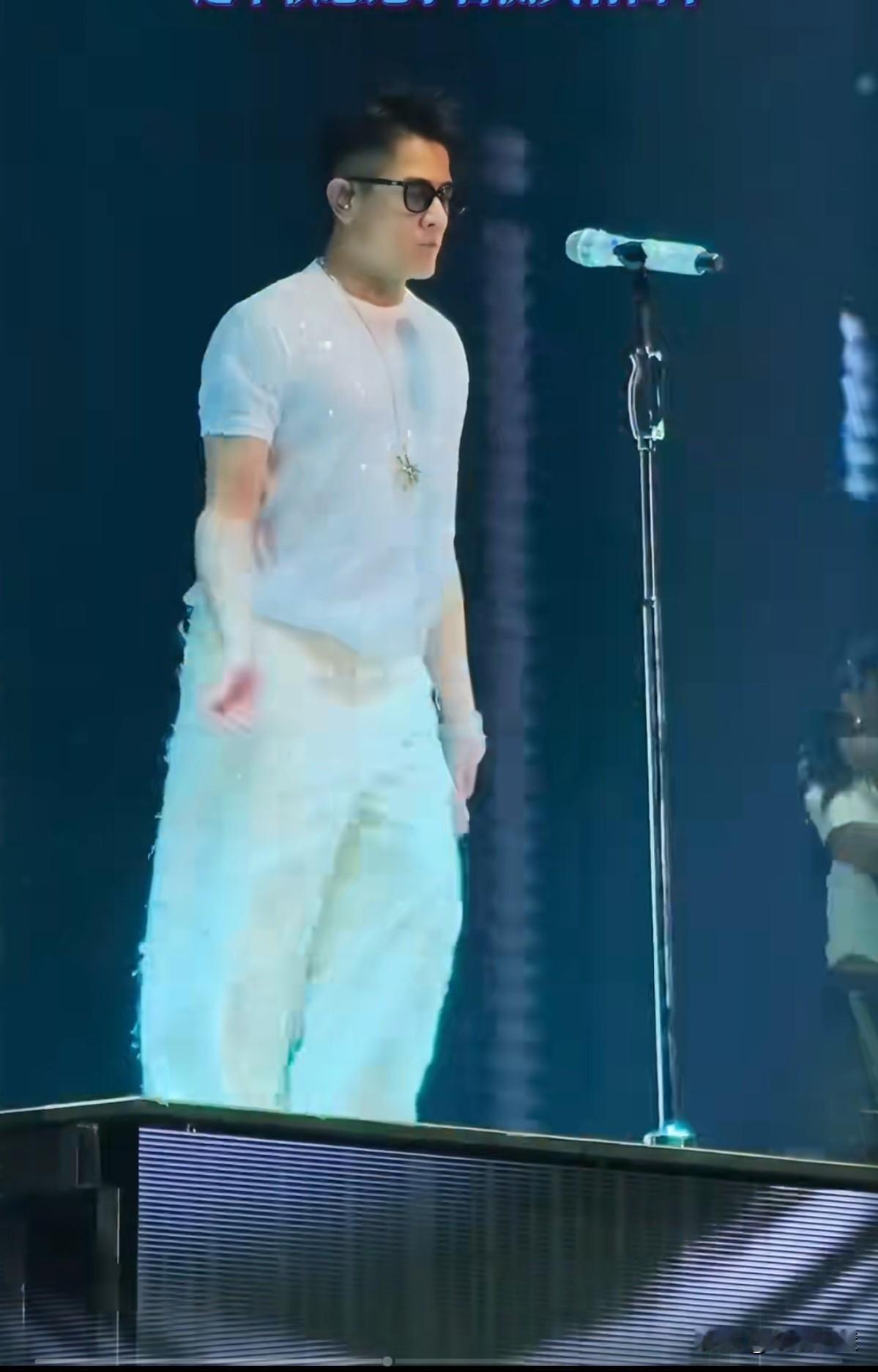 郭富城郭天王，这气色和状态，别说60，比很多25-30岁的都要好，能唱能跳，