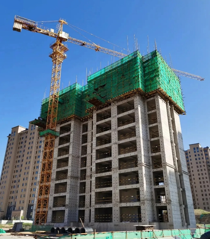 一个搞工程的亲戚，被曾经拉他一把的建筑公司老板拖欠了1100多万工程款。十年间，