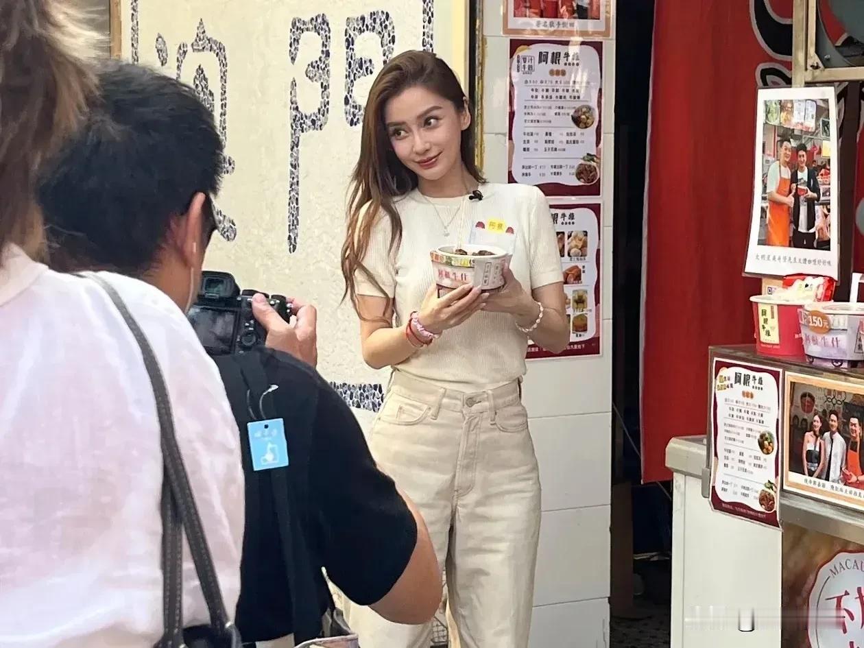 澳门街头偶遇angelababy杨颖，已经沦落到这种地步了吗？竟然在学网红拍探店