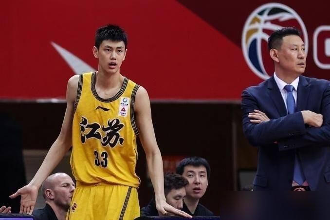 李禄曈回来了，站在场边热身，2米13的个子比走之前厚了一大圈。这孩子消失两年，