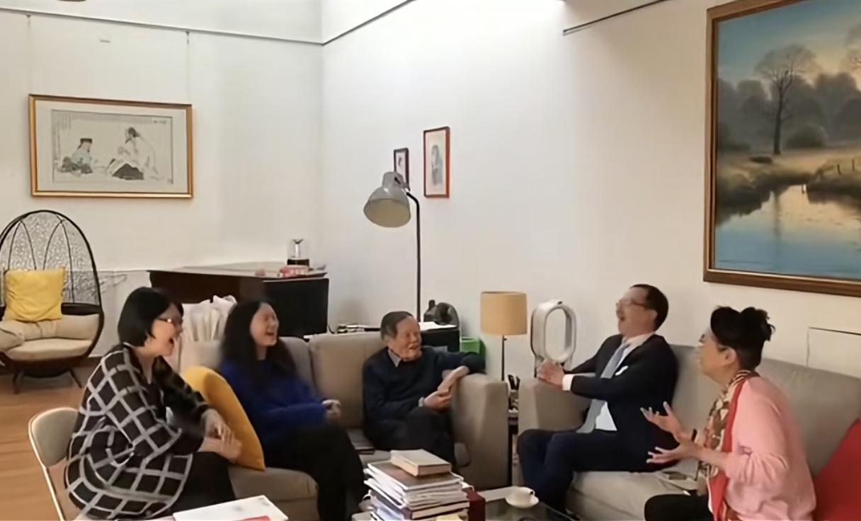 众所周知,杨振宁的年纪比翁帆的父亲还大21岁,如果叫爸妈明显不合适,杨振宁只用了