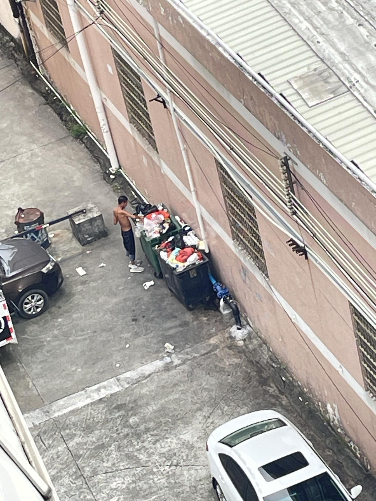 说实话，现在就业环境那么困难吗？这个男的大概四十到五十岁左右，每天就在楼下的