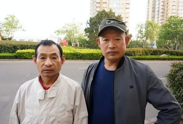 2021年，山东一位大爷出去遛弯时，发现一张被人扔掉的破沙发，他将其拖回去，准备