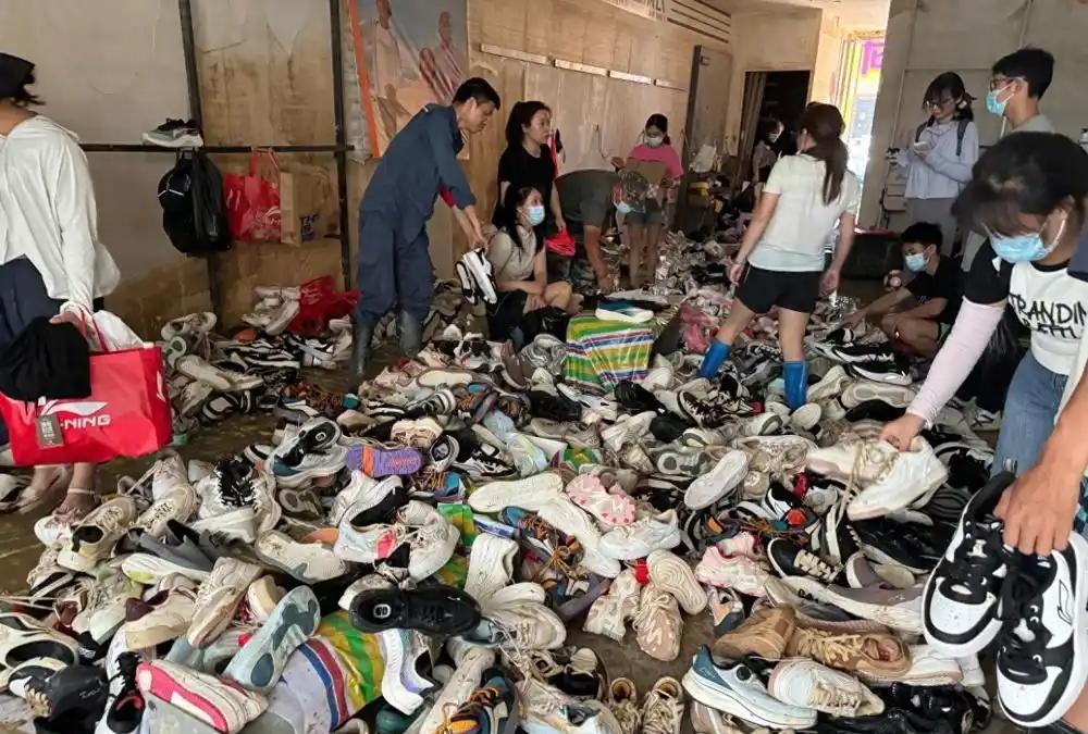 贵州一老板仓库里的鞋子全被洪水淹了，损失超200万。为了挽回损失，老板只好低价卖