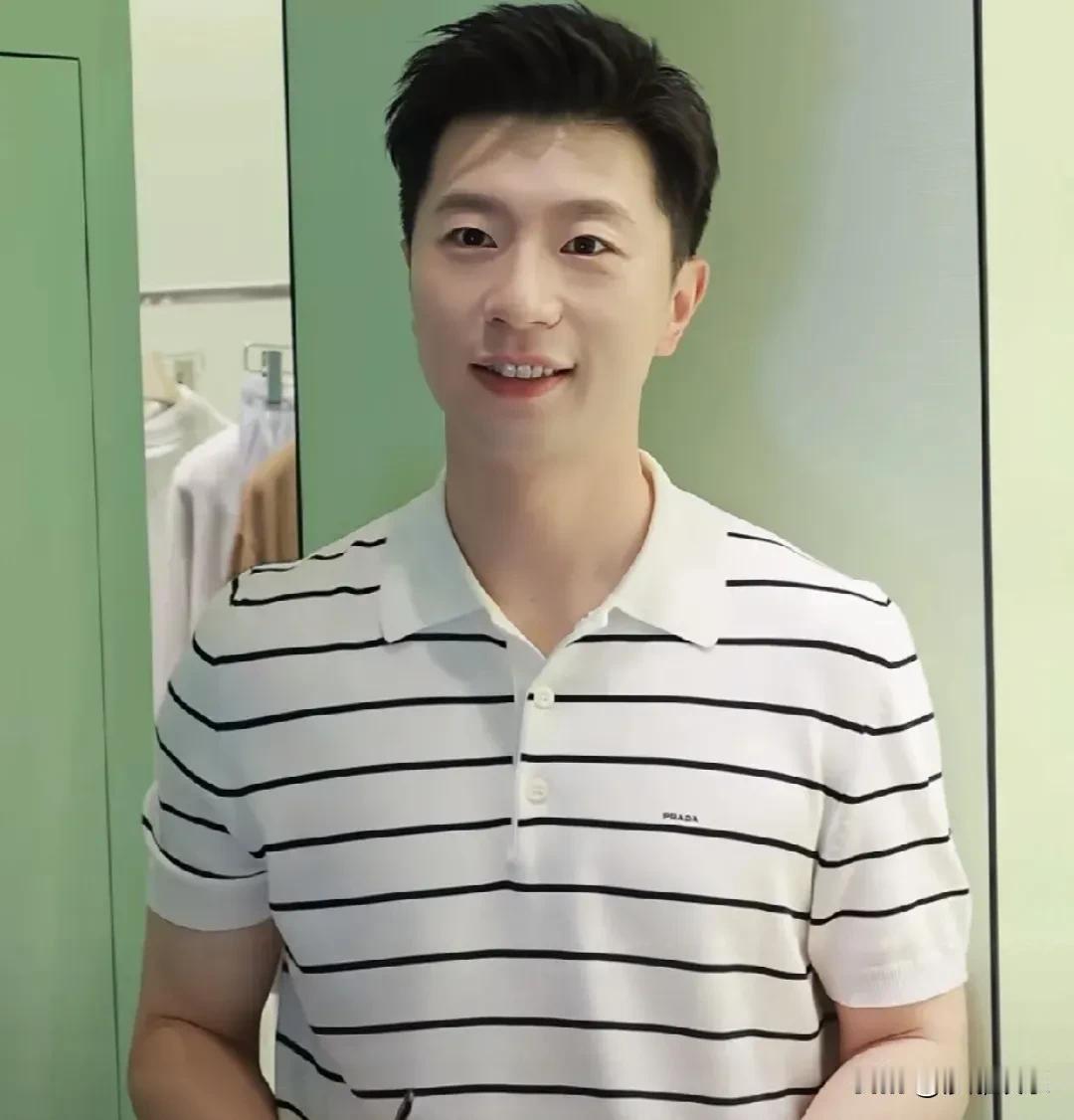 影帝梁家辉，成功追星马龙！6月9日，深圳Prada新店开业活动上，上演了一出